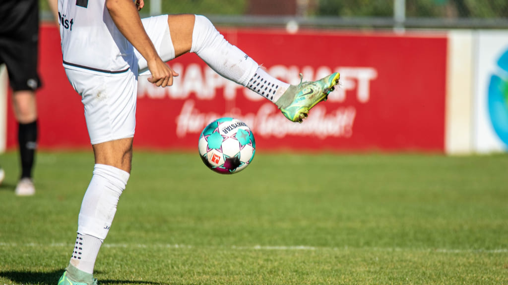 リフティングをしているサッカー選手