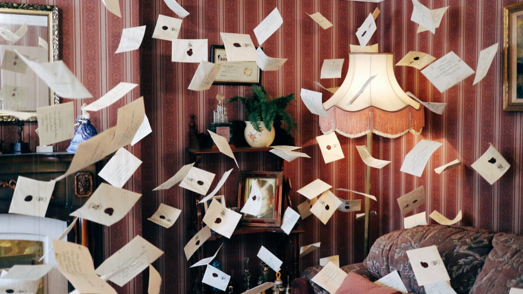 呪文によって舞い上げられた紙